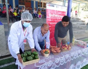 Funcionarios de la Municipalidad Distrital de Anta, y jefe de la unidad Territorial Áncash 1 de Qali Warma haciendo entrega al director de la IE Mario Torres Mezarina