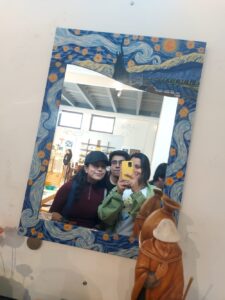 Foto grupal en el espejo realizado por los artesanos
