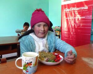Yasmin, alumna de a IE n° 32583 del CP de Chiuruco- Huallanca, consumiendo su desayuno escolar