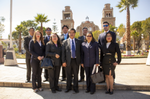 Docentes que asistieron en el desfile cívico debidamente uniformados