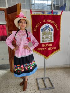 Señorita antes de realizar su presentación con el Chimaychi Pomabambino