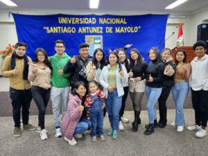 Estudiantes de Arqueología después de la chocolatada