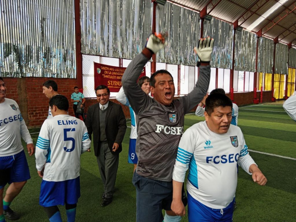 Los docentes de la FCSEC celebran con mucha emoción antes de recibir sus merecidas medallas. El prof. Ílder lloró de alegría