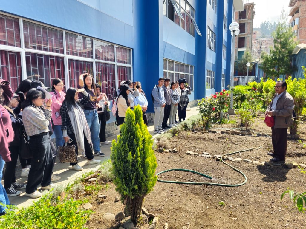 El profesor 'Lucho' Huamaní, dando las indicaciones pertinentes para el día de la faena