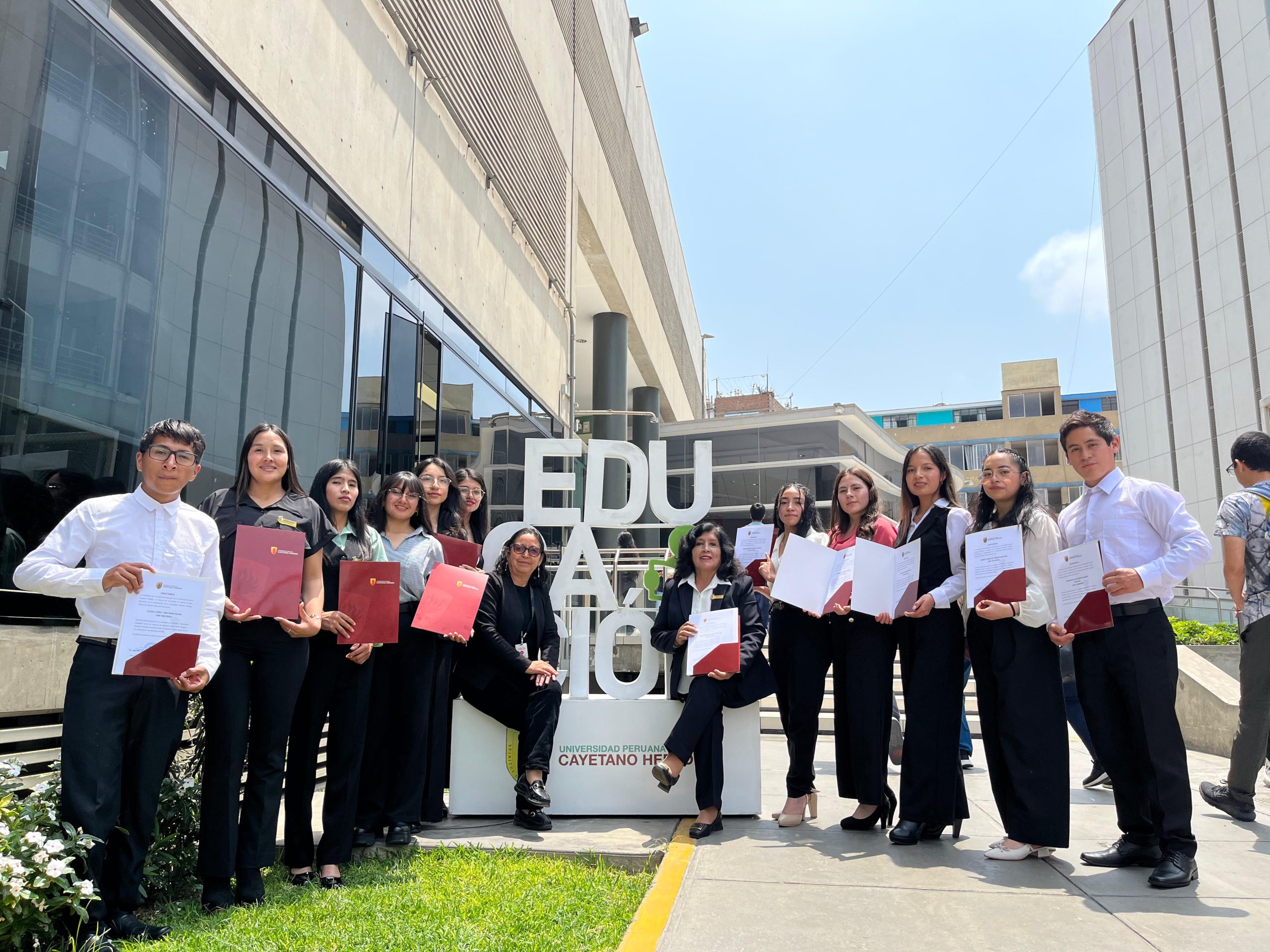 Estudiantes de la FCSEC en la UPCH