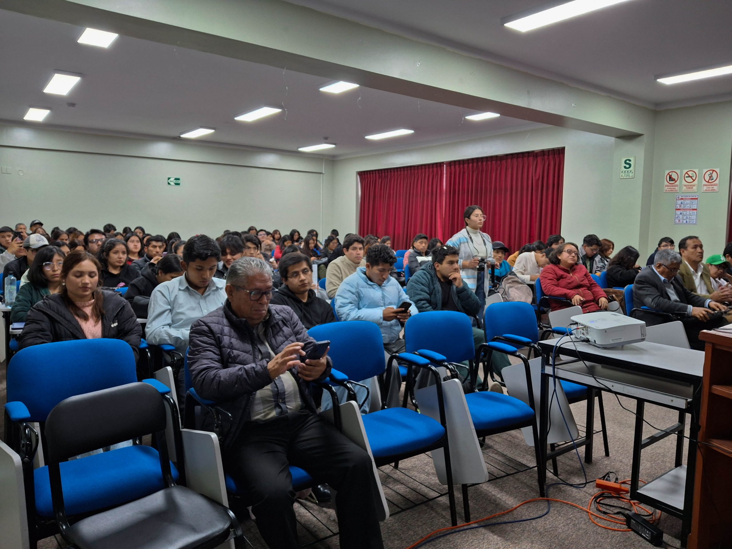 Docentes y estudiantes atentos a la exposición sobre “La comunicación en las redes comunitarias”, una temática clave para el fortalecimiento del tejido social desde lo local