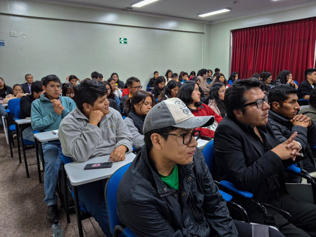 Estudiantes de la carrera de Ciencias de la Comunicación participaron activamente durante la ponencia sobre redes comunitarias, desarrollada en el auditorio Carlos Eduardo Zavaleta
