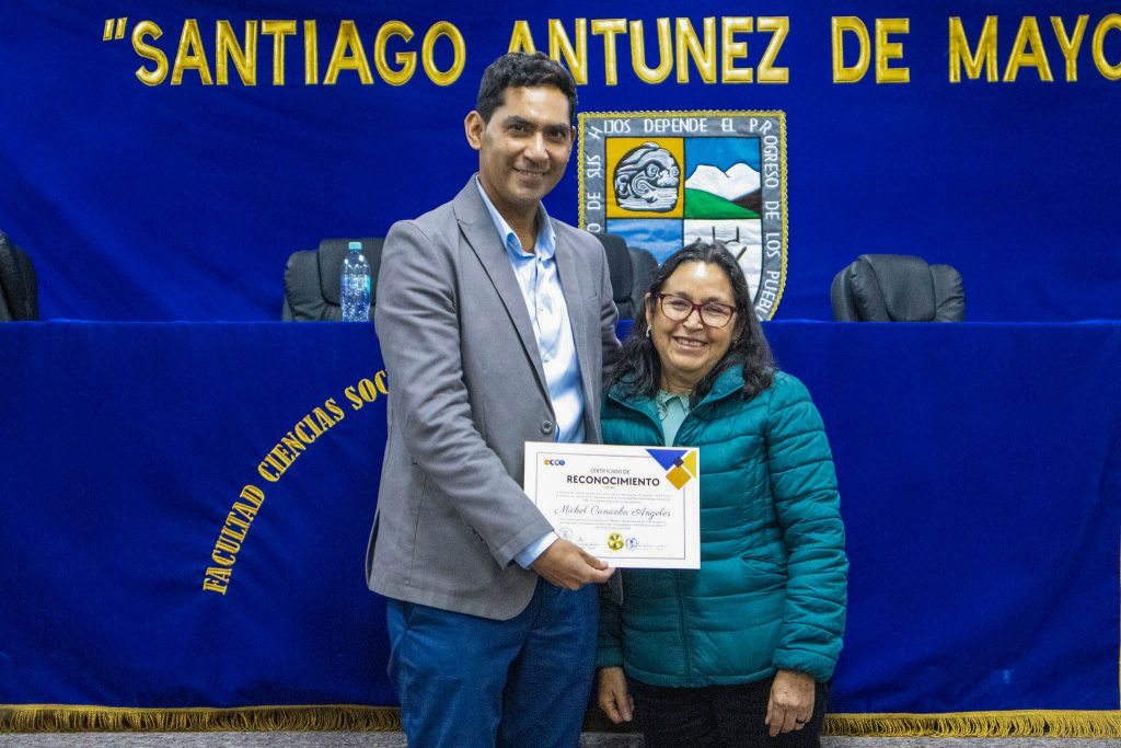 La decana Rufa Olortegui Mariño hizo entrega de un reconocimiento al magíster Michel Canicoba Ángeles, en mérito a su destacada ponencia