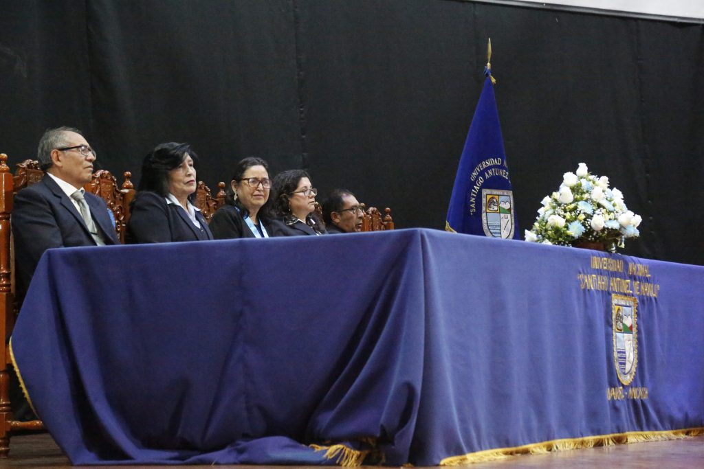 Autoridades académicas de la FCSEC, encabezadas por la Mag. Rufa Olórtegui Mariño, presiden la ceremonia de colación de las Escuelas Profesionales de Educación