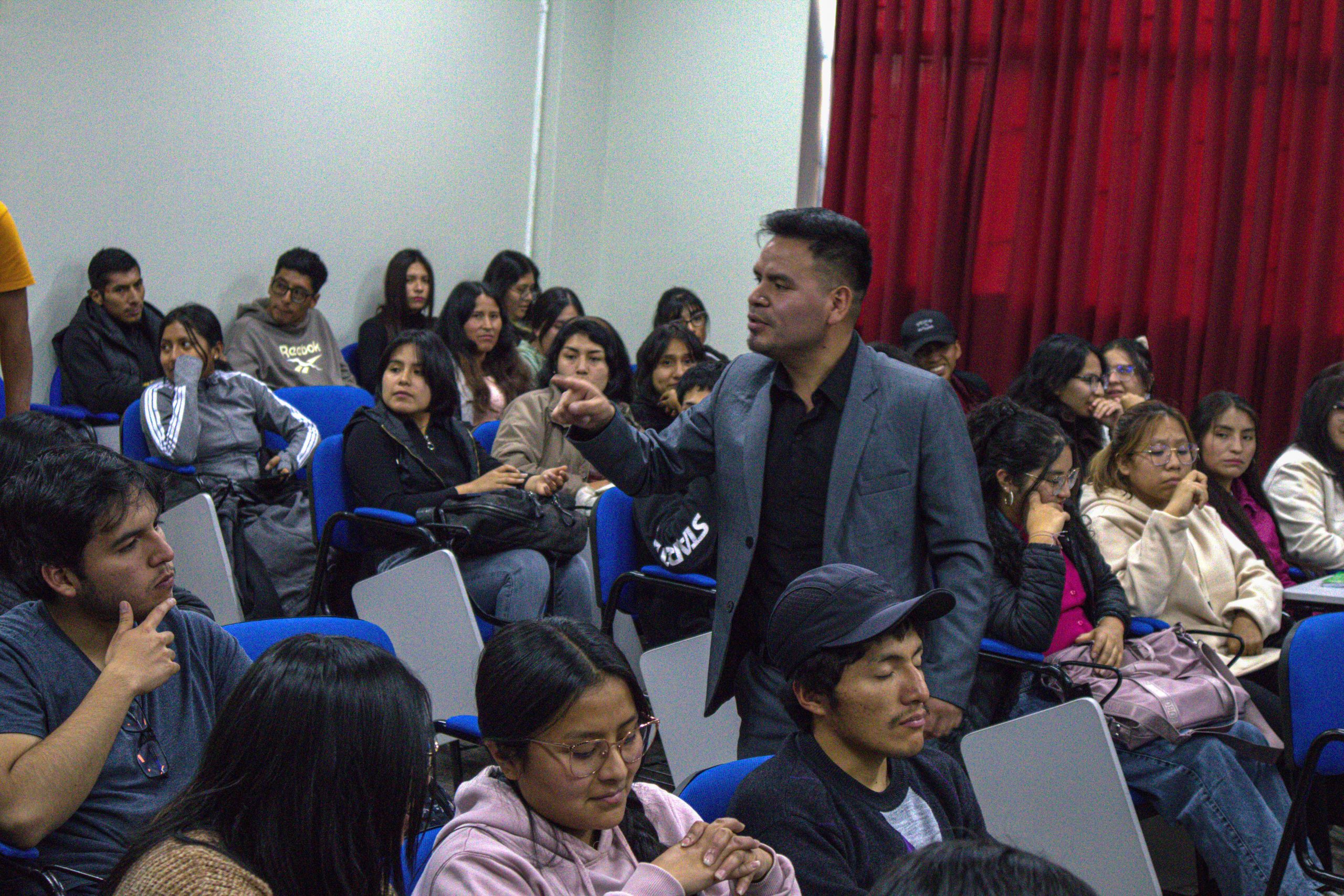 El Lic. Edgar Antony Quiroz interactúa con los estudiantes durante su ponencia sobre técnicas de expresión oral, en el marco del 32.º aniversario de la FCSEC
