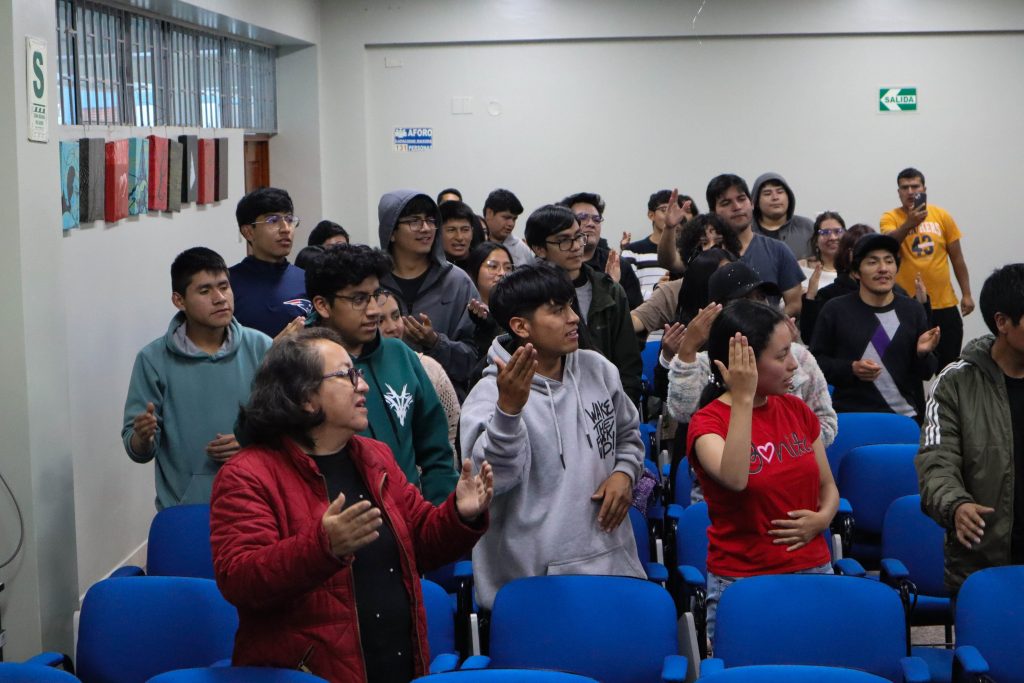 Estudiantes de Ciencias de la Comunicación participan activamente en una dinámica sobre expresión oral, como parte de la ponencia realizada por el Lic. Edgar Antony Quiroz en el aniversario de la FCSEC