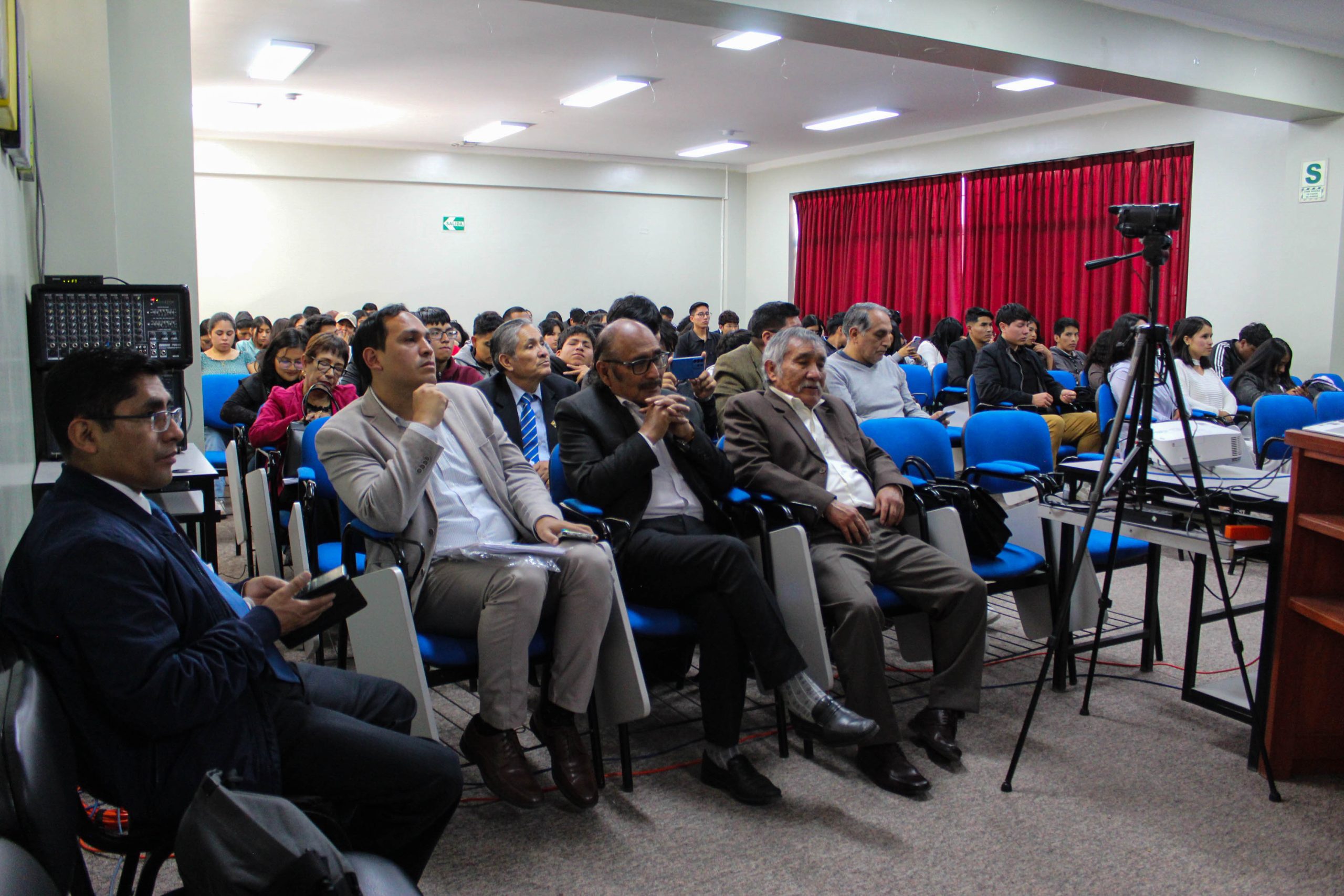 Autoridades universitarias, docentes, estudiantes y miembros de la comunidad académica participaron activamente en la ceremonia de homenaje a Macedonio Villafañe Broncano, desarrollada en el auditorio de la Facultad de Ciencias Sociales, Educación y de la Comunicación