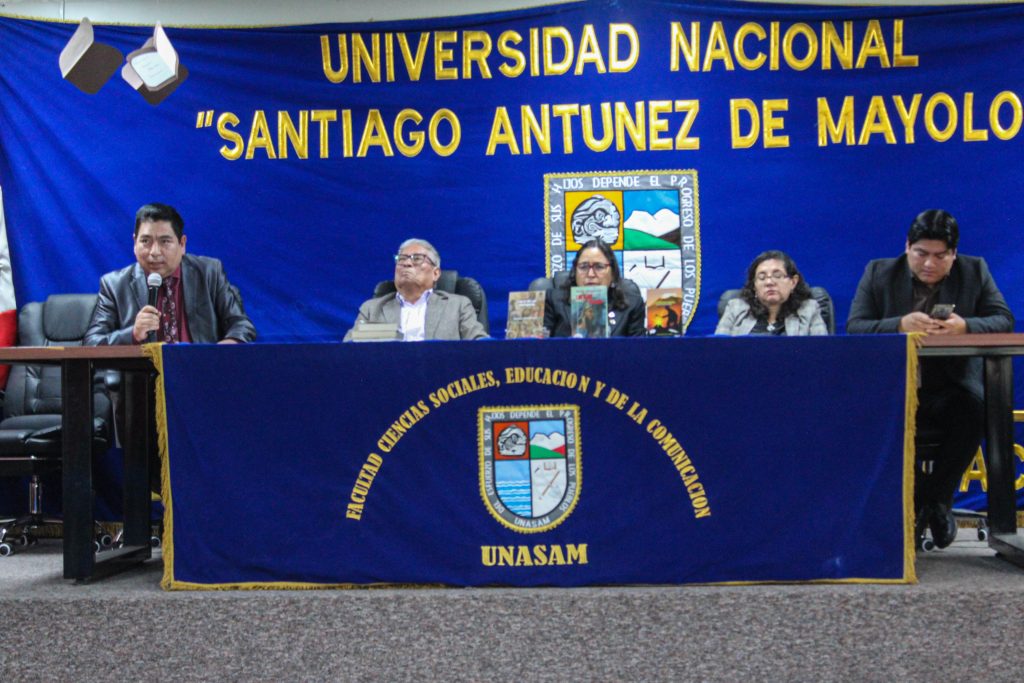 La mesa de honor fue integrada por autoridades de la Facultad de Ciencias Sociales, Educación y de la Comunicación, junto al homenajeado Macedonio Villafañe, en el marco de una jornada académica por el 32.º aniversario de la FCSEC
