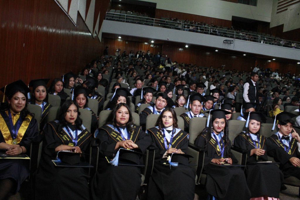 Con emoción en sus rostros, los egresados de Educación viven uno de los momentos más significativos de su formación profesional.