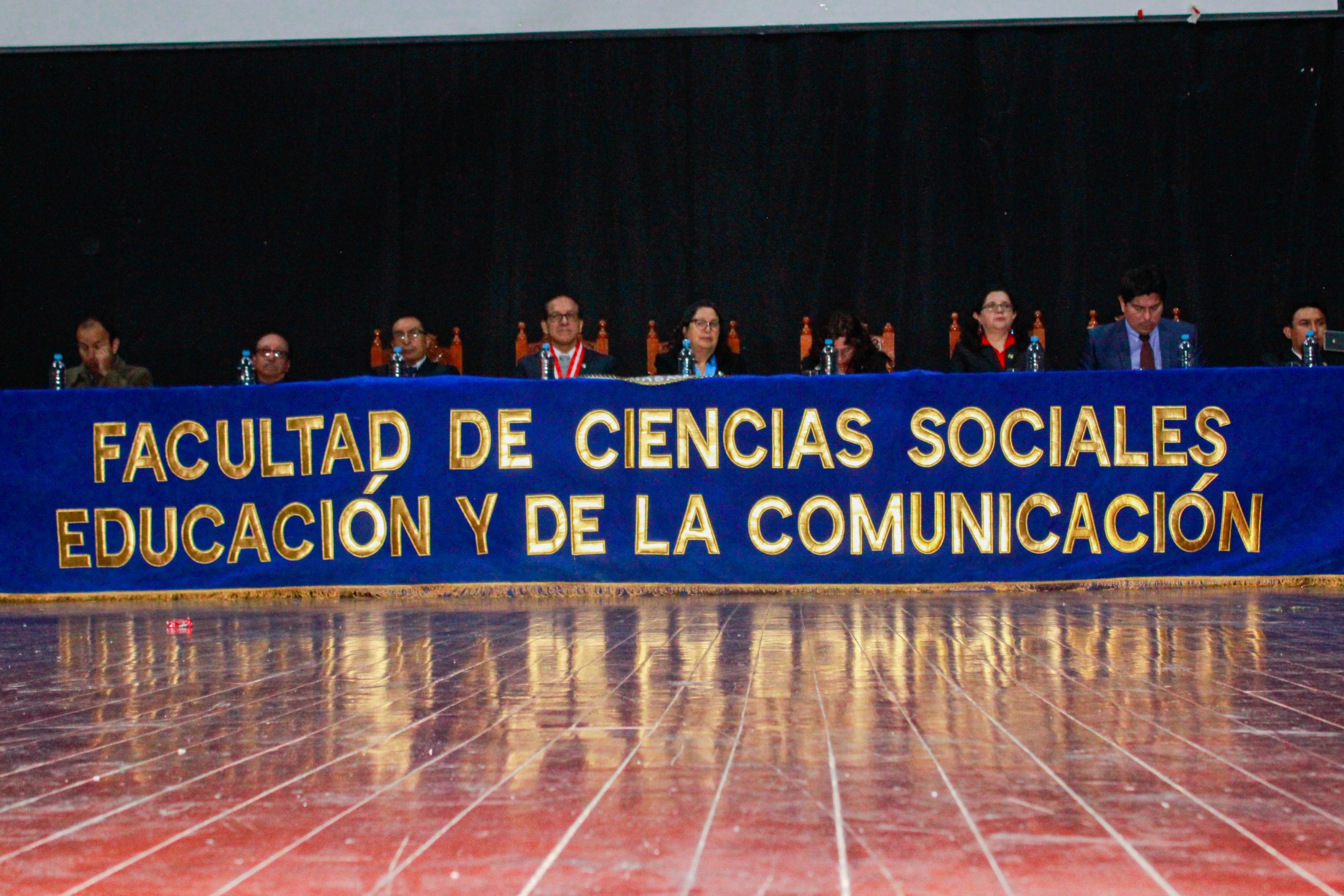 Las principales autoridades universitarias presidieron el evento central en el auditorio de la ciudad universitaria. Entre ellos destacaron el vicerrector académico, la decana de la facultad y directores de departamentos y escuelas profesionales