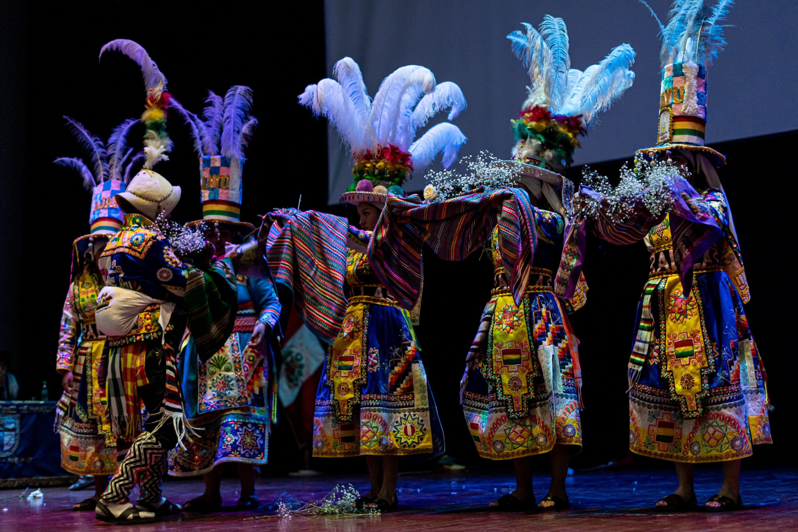 Participantes en competencia deleitan al público con una vibrante danza típica, vistiendo trajes tradicionales llenos de simbolismo y color