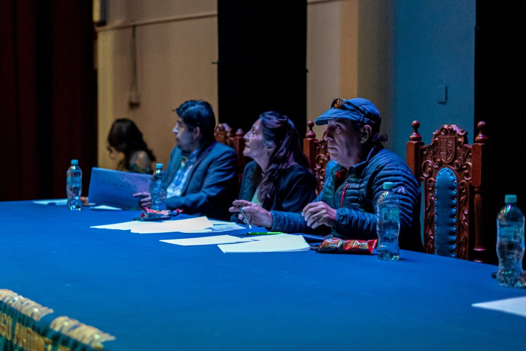 Gilberto Giraldo, Carmen Tarazona Cadillo y Richard Colonia Fitzcarrald evalúan con atención cada número artístico presentado durante la Noche Cultural FCSEC
