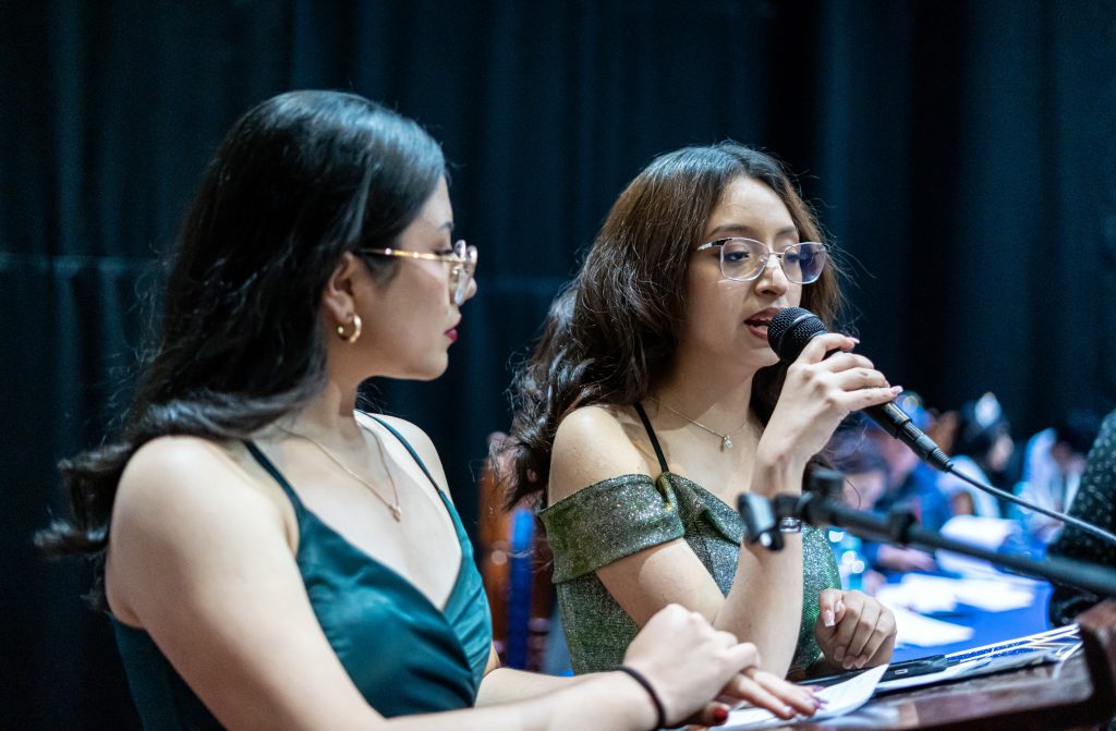 Lucero Navarro Y Jazmín Romero, maestras de ceremonia, guiaron con entusiasmo y profesionalismo las presentaciones de los 35 números artísticos