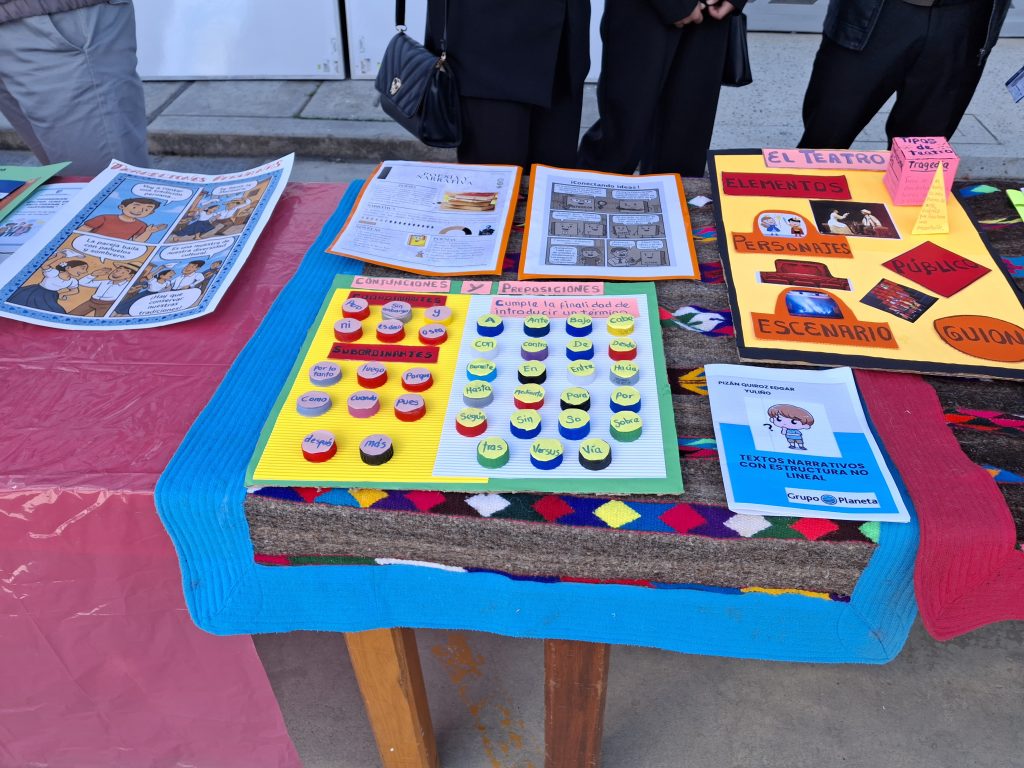Estudiantes presentaron materiales didácticos sobre gramática, narrativa y teatro, resaltando la creatividad en el aula