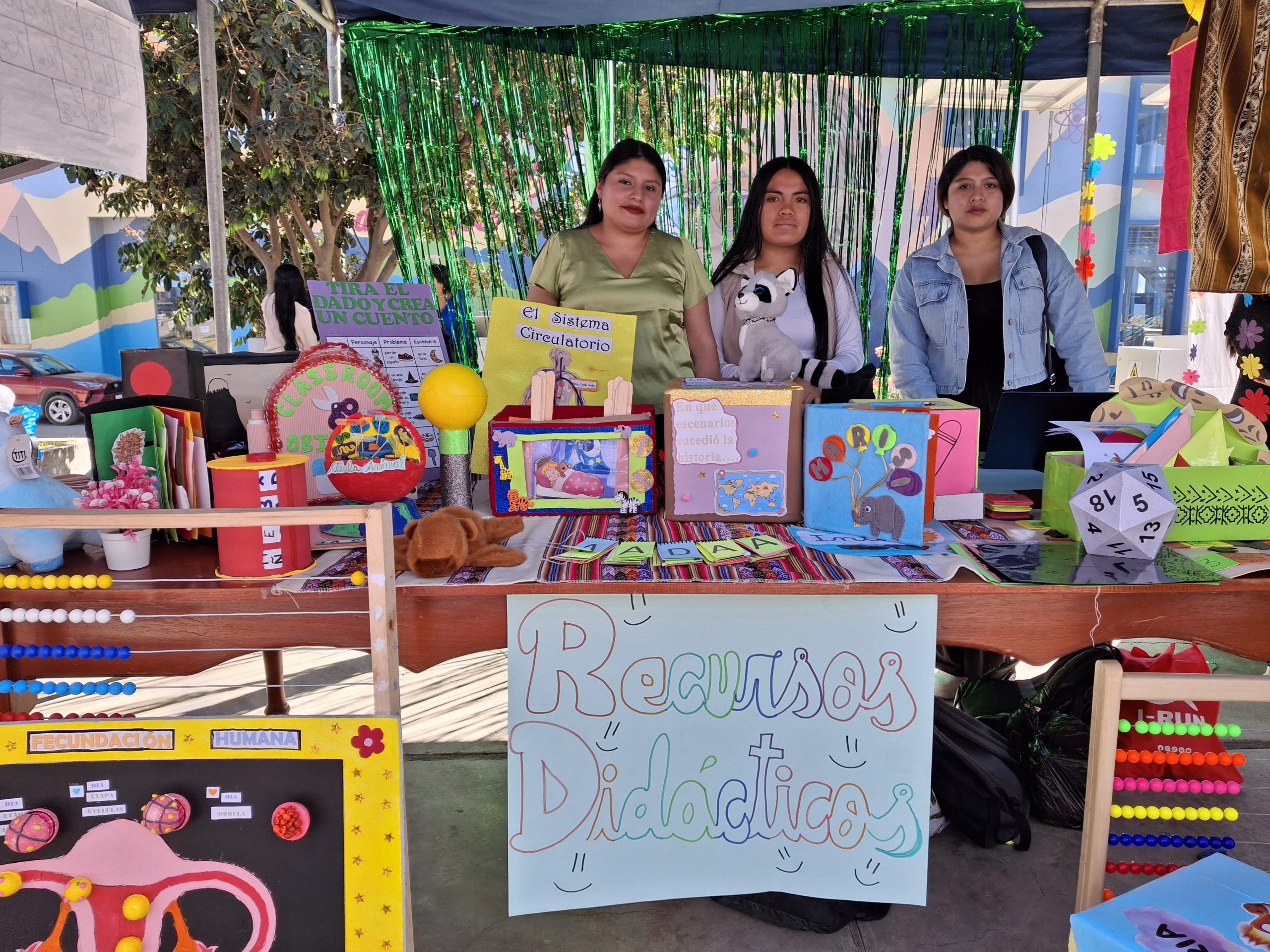 Estudiantes de Educación presentaron recursos didácticos creativos elaborados en clase