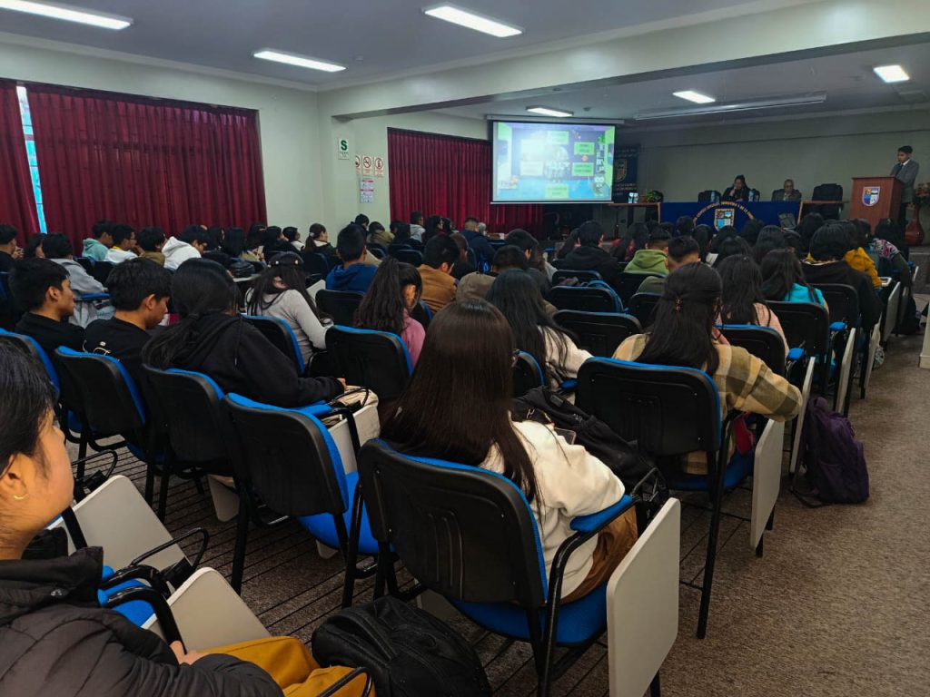 Estudiantes participaron activamente en los conversatorios del evento