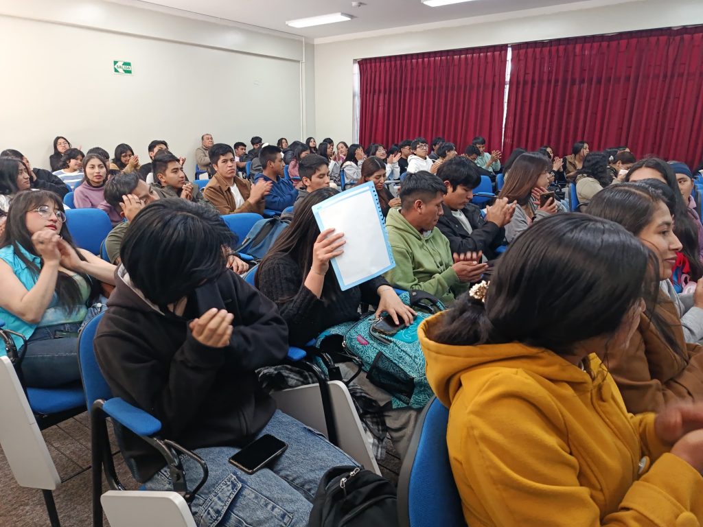 Estudiantes acompañaron y participaron con entusiasmo en el homenaje