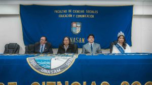 Autoridades académicas conforman la mesa de honor en la ceremonia central por el 32.° aniversario de la Escuela Profesional de Ciencias de la Comunicación