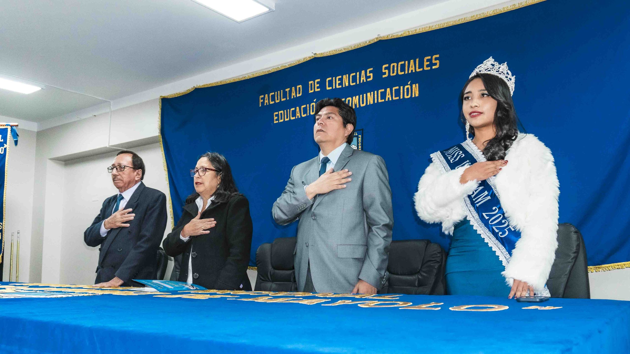 Autoridades de la FCSEC y de la Escuela Profesional de Ciencias de la Comunicación entonan el Himno Nacional durante la ceremonia central por el 32.° aniversario
