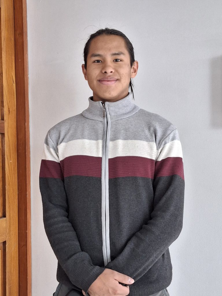 Jesús Pérez, joven talento de ECCO, combina su formación profesional en Ciencias de la Comunicación con su pasión por la natación, demostrando que la disciplina y el esfuerzo se reflejan dentro y fuera del agua