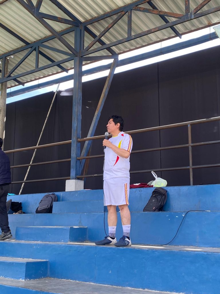 Director de Escuela, Jim Montalvo, antes de destacar en la cancha respectiva