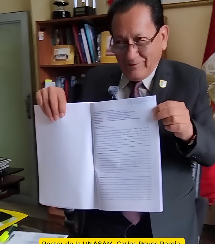 El rector de la Unasam mostrando la resolución que indica el embargo a las cuentas del GRA