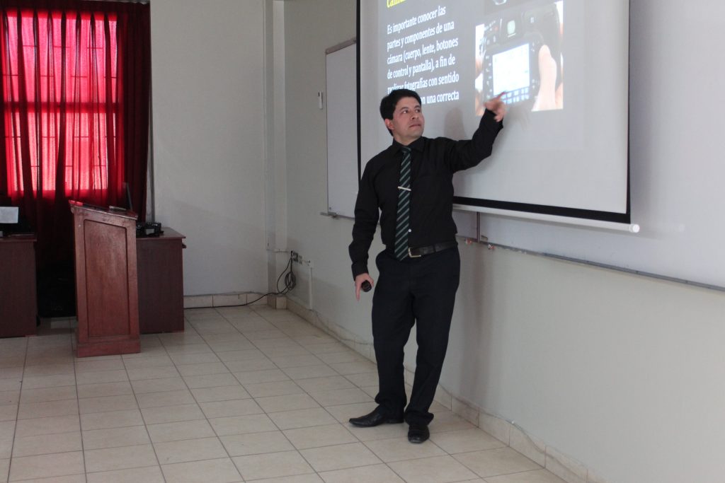 El Mg. Nabil Rodríguez durante la sesión teórica del taller de fotografía