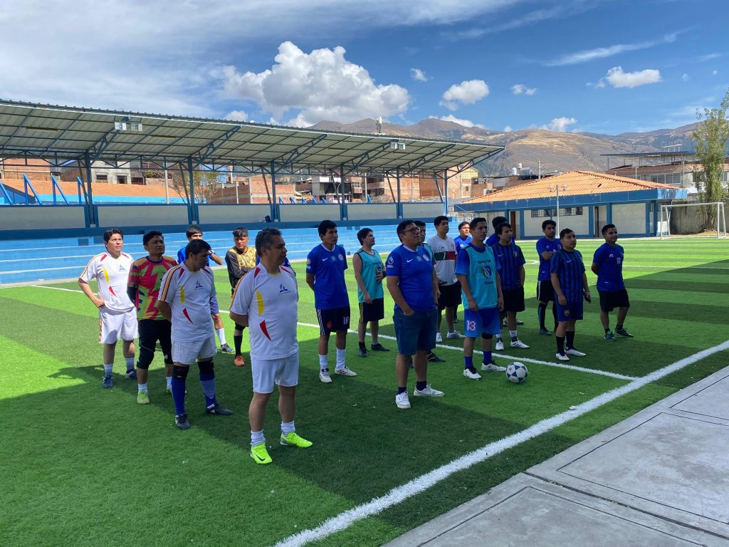 Participantes de los equipos antes de realizar los encuentros en la ceremonia de apertura