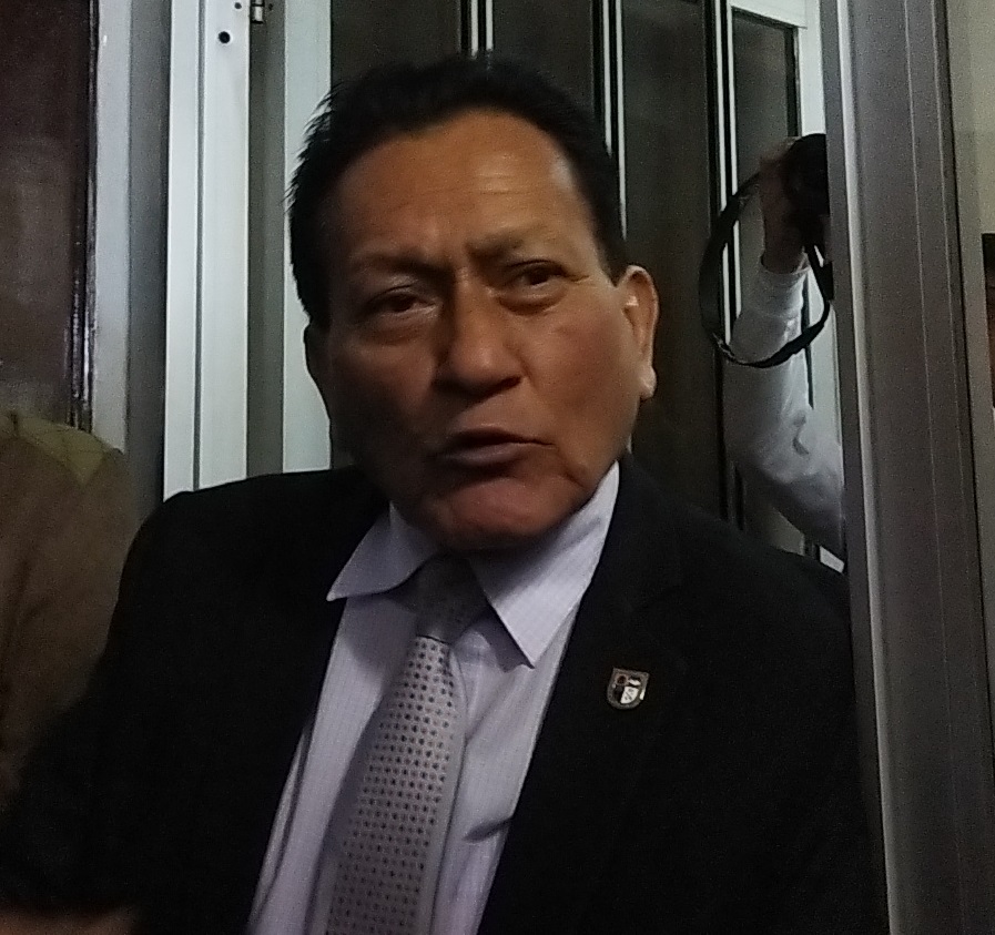 Dr. Carlos Reyes Pareja, rector de la Unasam respondiendo a los estudiantes santiaguinos