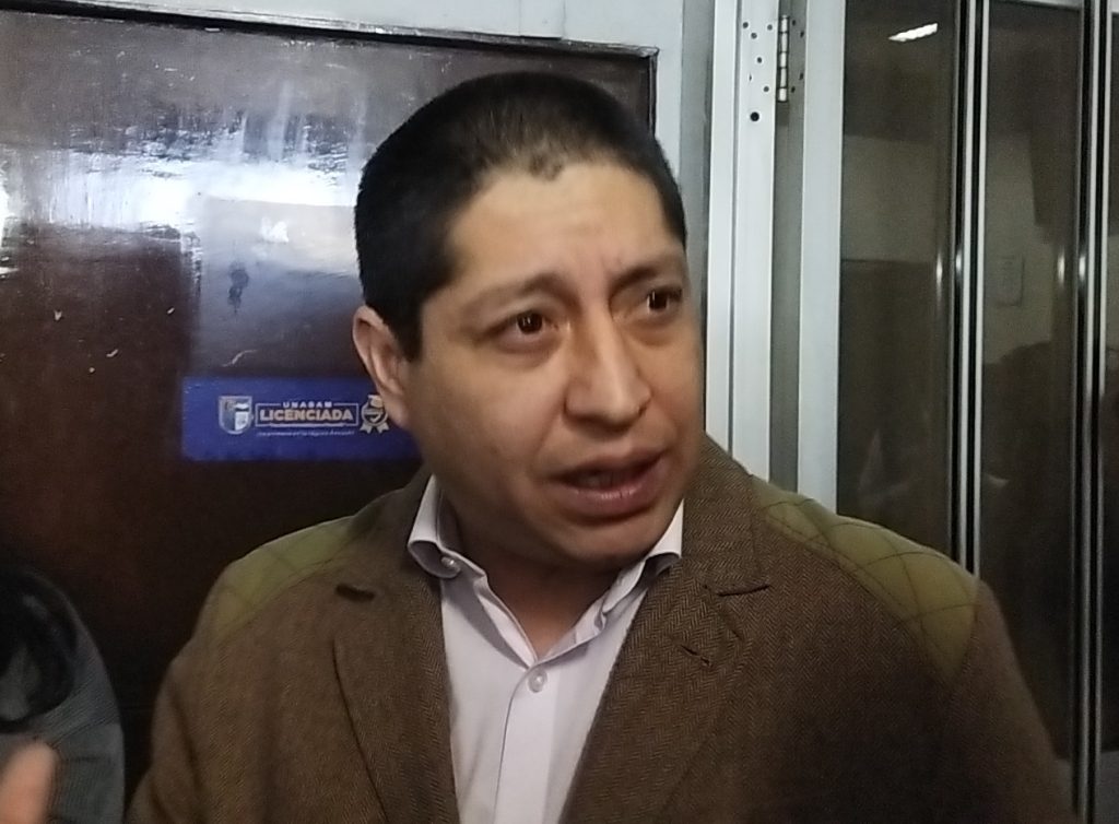 Miguel Márquez; director general de administración dando explicaciones sobre los procesos de adquisición a los estudiantes santiaguinos. 