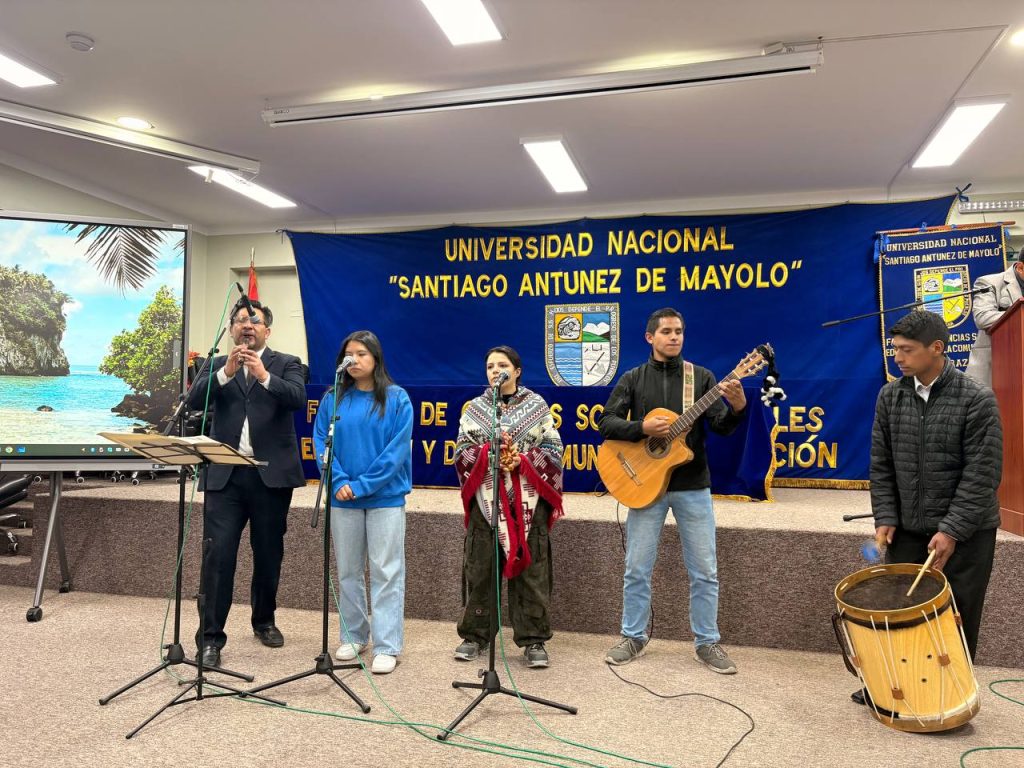 Combi, el grupo musical integrado por docentes y estudiantes de ECCO.